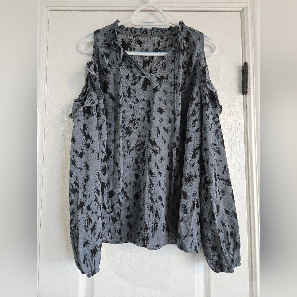 NWT Women's Cold-Shoulder V-Neck Blouse in Gray and Black Brushstroke Print L